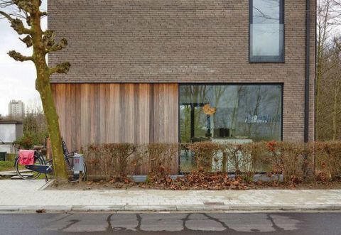 Houten gevelbekleding in combinatie met grijze gevelsteen