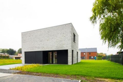 Lichte gevelsteen in combinatie met zwarte beplating