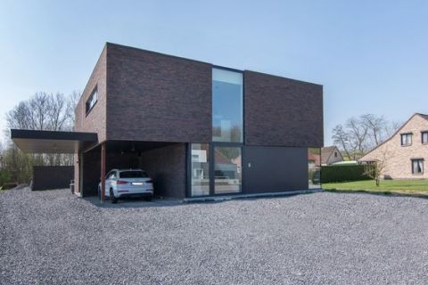 Dubbelhoog raam aan inkom met kleine vide