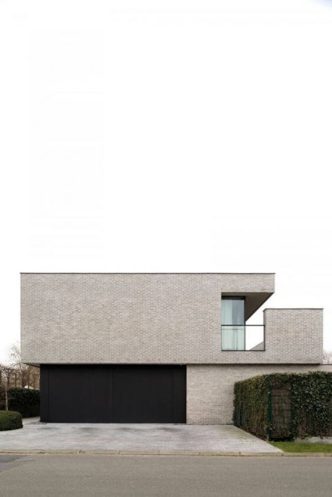 Garagepoort en voordeur als 1 geheel in hetzelfde materiaal