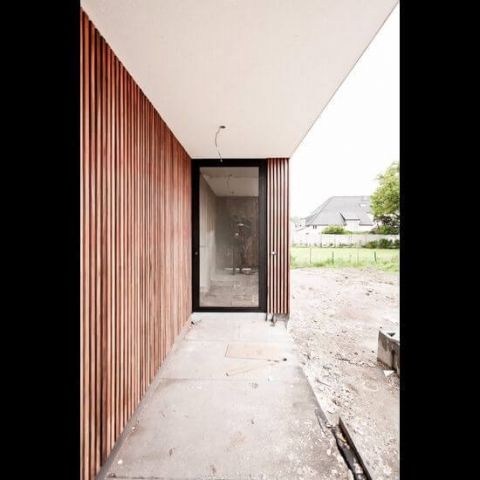 Overdekte inkom met houten gevelbekleding