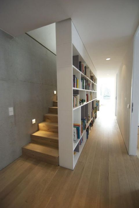 Trap met vestiaire als afscheiding