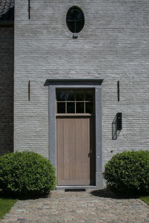 Voordeur in hout met arduinen omkadering