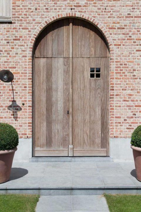 Voordeur in hout met gebogen bovenzijde