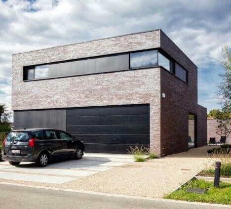 Horizontaliteit benadrukken door blinde panelen tussen de ramen