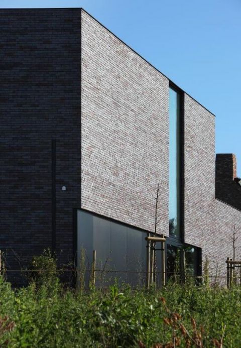 Zwarte beplating met grijze gevelsteen