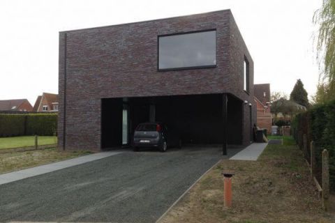 Carport geïntegreerd in het volume van de woning
