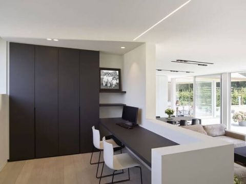 Bureauruimte achter half muurtje in woonruimte