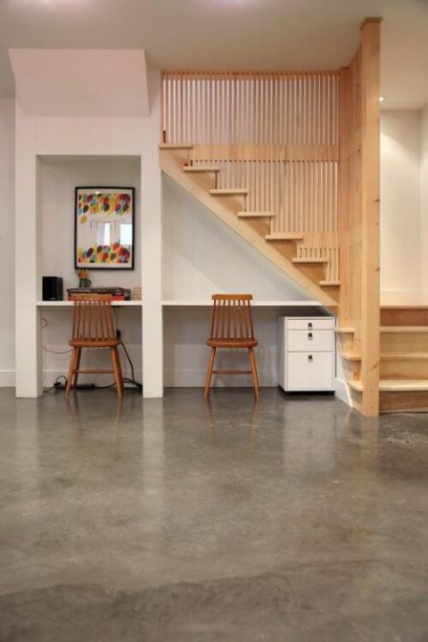 Efficiënt ruimtegebruik bureau onder trap