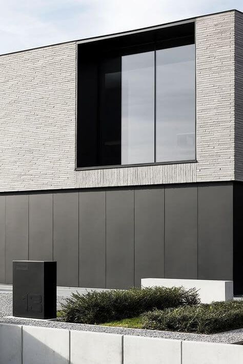 Zwarte beplating met verborgen garagepoort