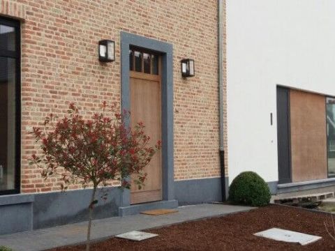 Houten voordeur met arduinen omkadering en plint