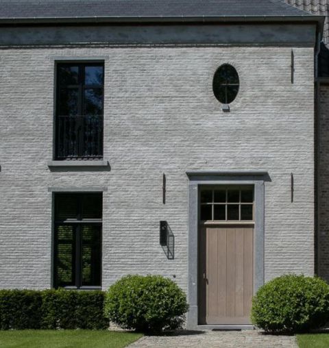 Moderne vlaamse stijl gekaleide gevel, steellook ramen, houten en arduinen gevelelementen