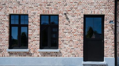 Steellook ramen met dorpel en plint in arduin