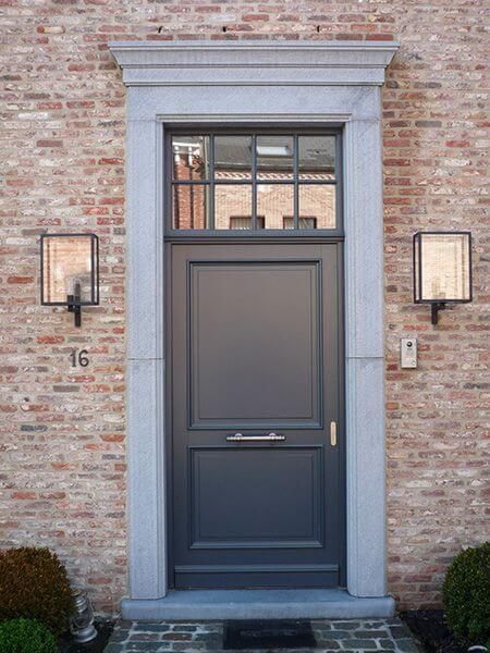 Klassieke zwarte voordeur