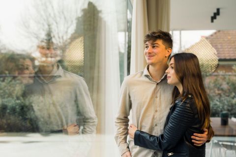 Koppel Kijkt Uit Het Raam